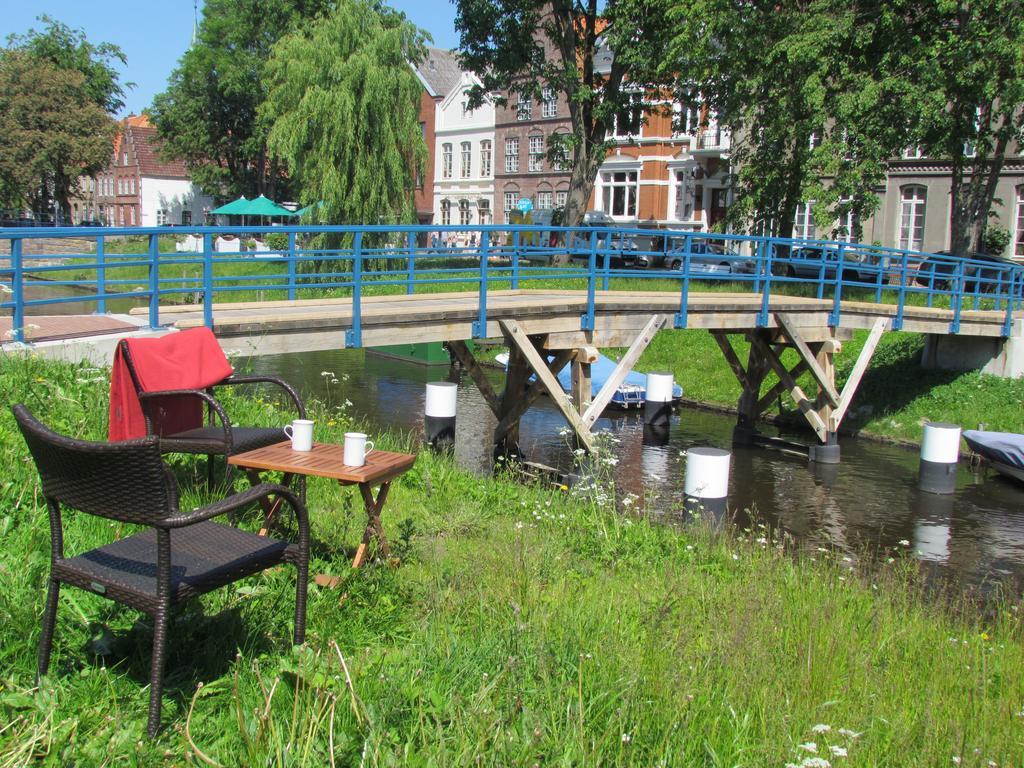 Apartments Im Froschhaus Mit Fruehstueckskuechen Friedrichstadt Esterno foto