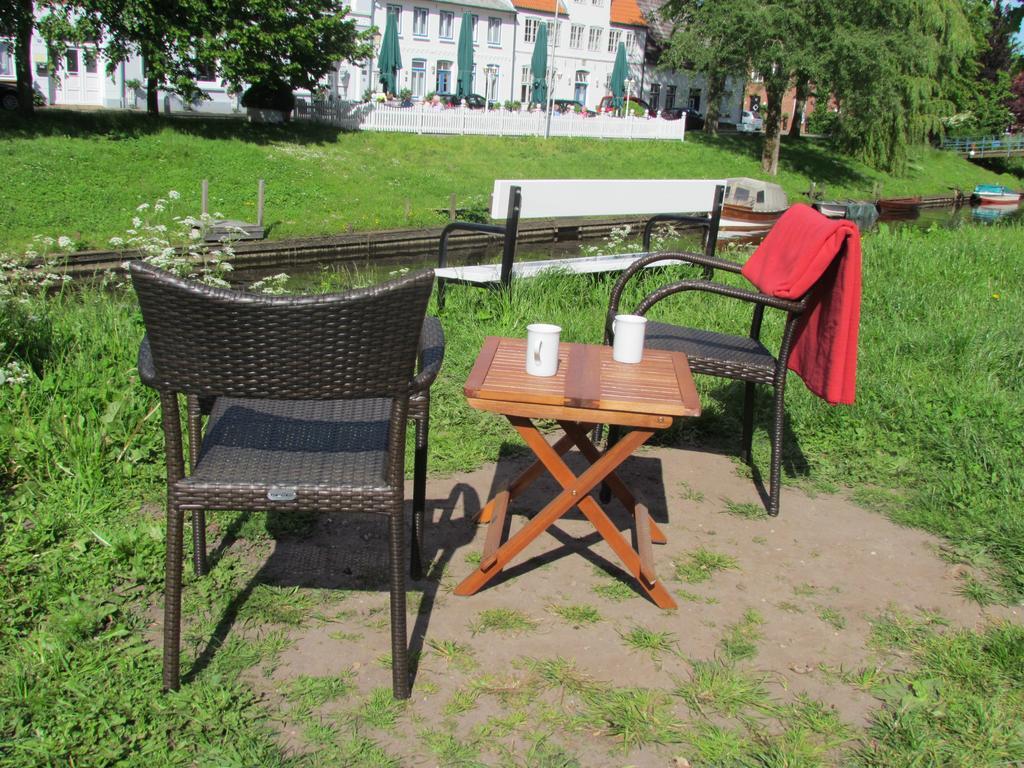 Apartments Im Froschhaus Mit Fruehstueckskuechen Friedrichstadt Esterno foto